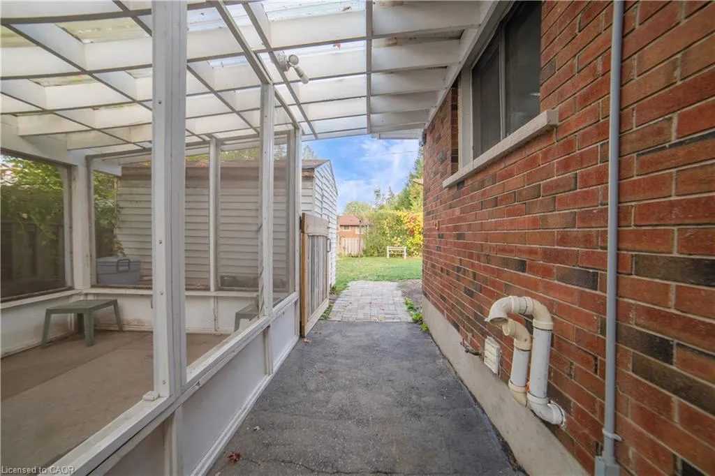 1676 Holley Crescent