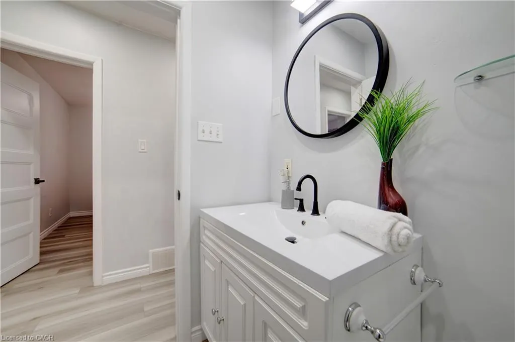 1676 Holley Crescent