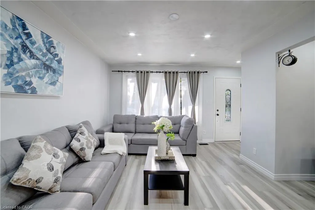 1676 Holley Crescent