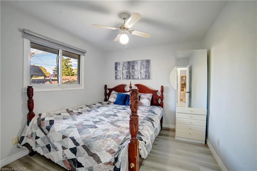 1676 Holley Crescent