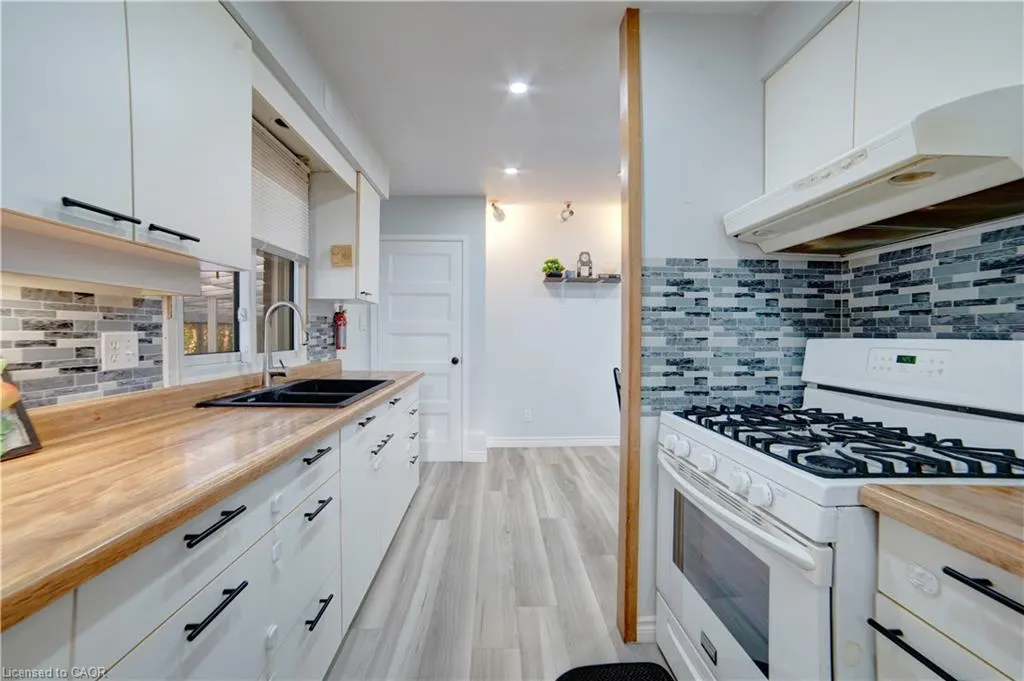 1676 Holley Crescent