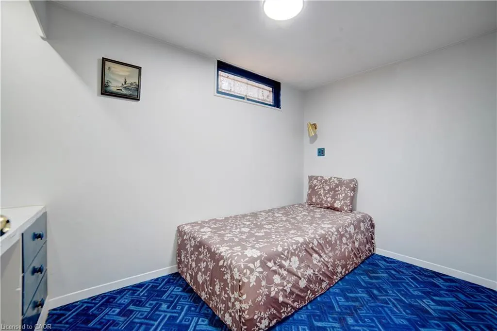 1676 Holley Crescent