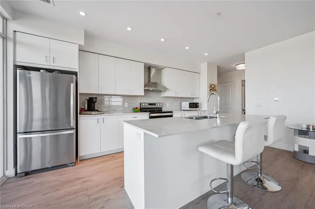 15 Glebe Street, #902