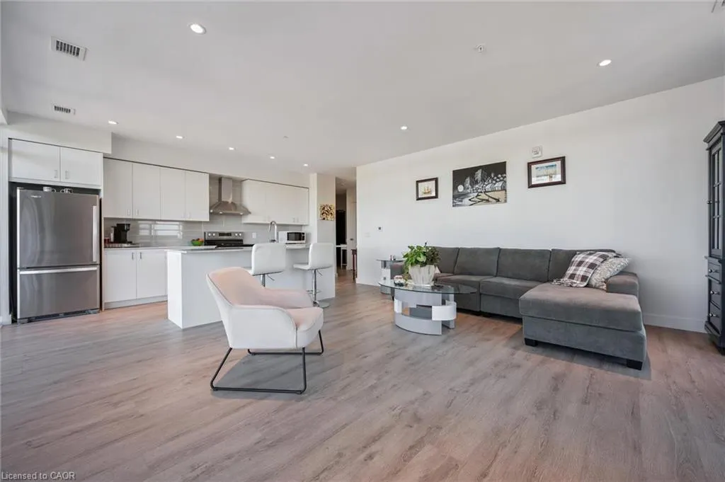 15 Glebe Street, #902