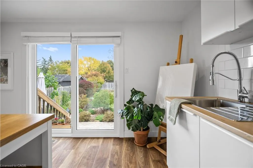 86 Queensdale Crescent