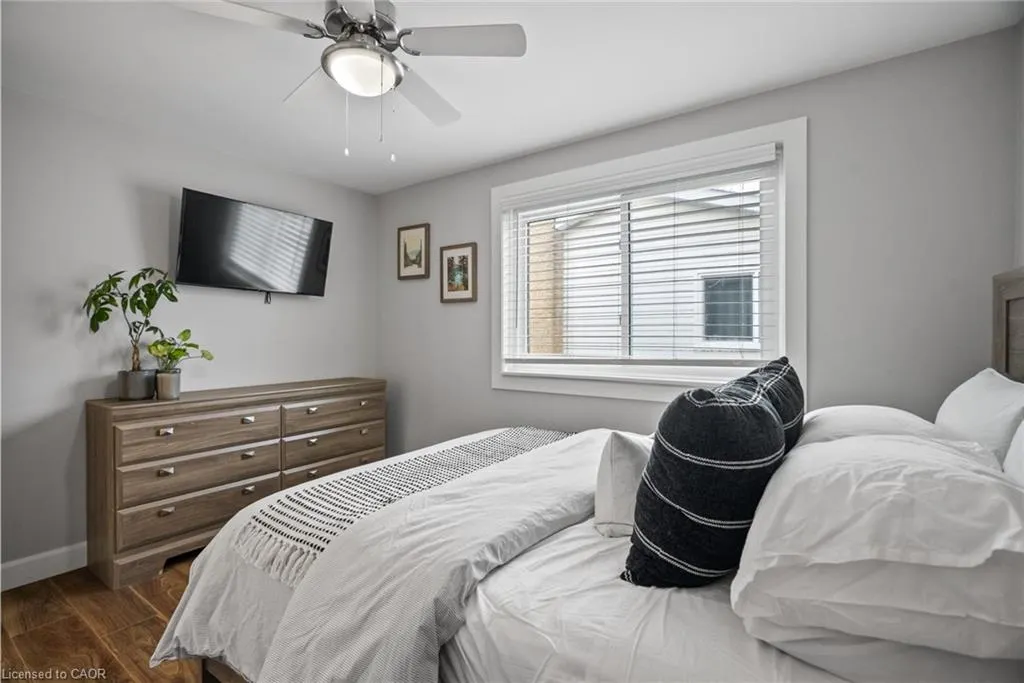 86 Queensdale Crescent