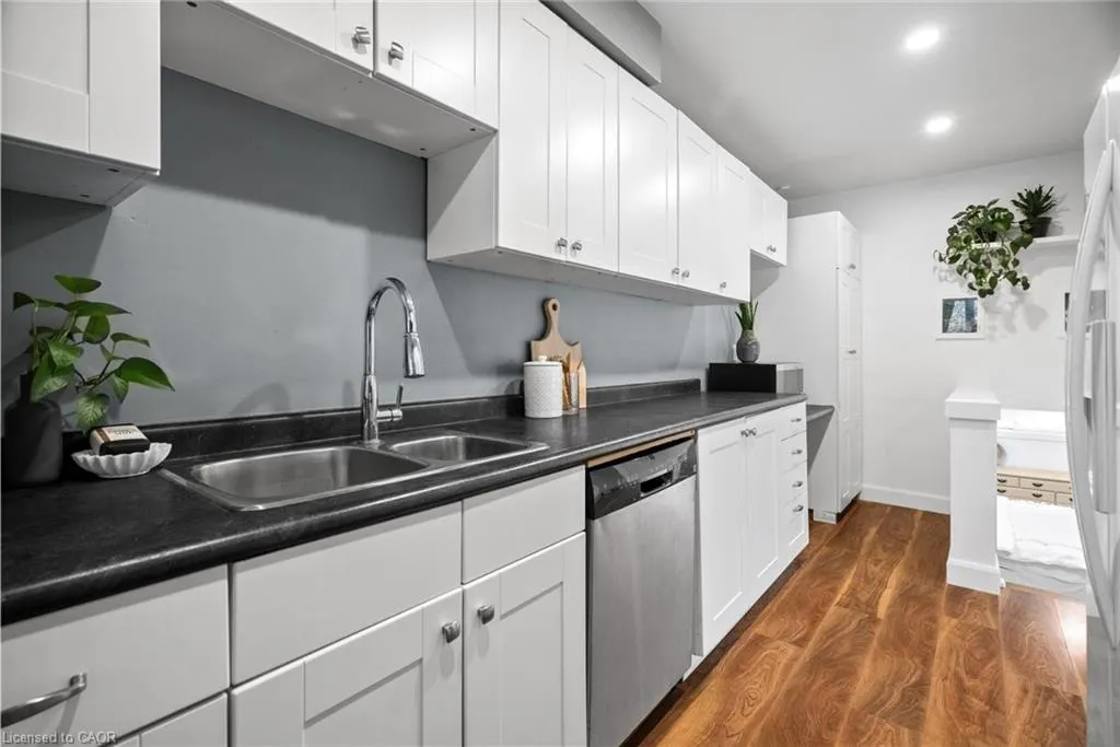 86 Queensdale Crescent