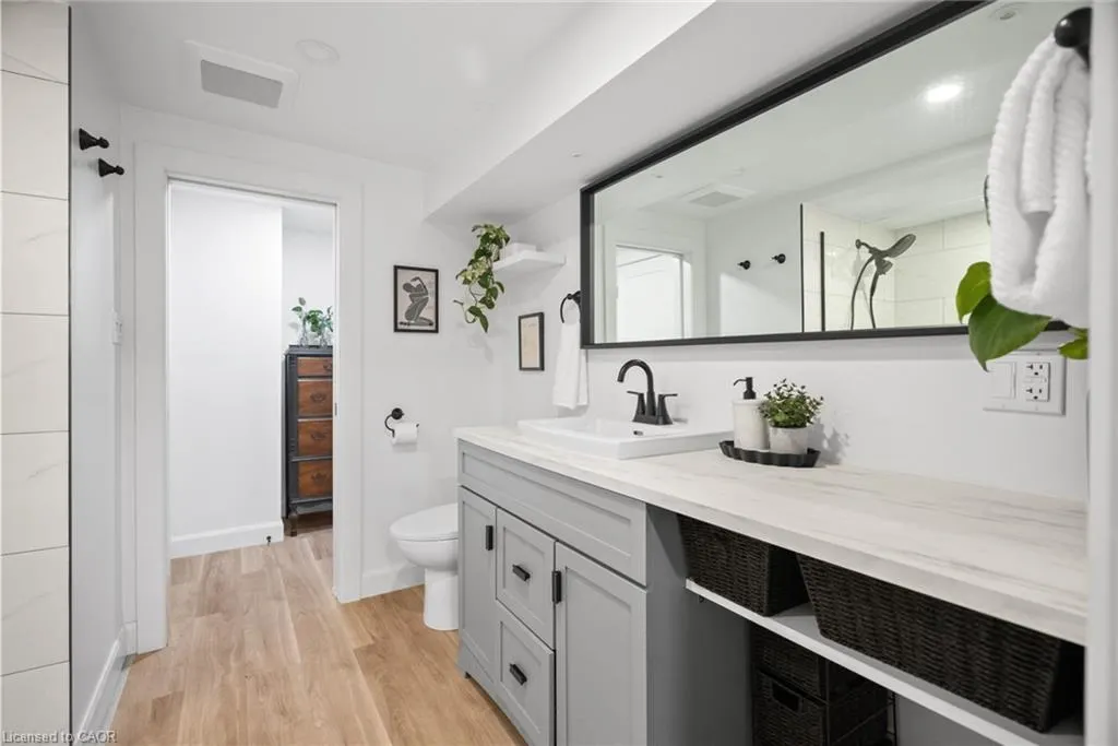 86 Queensdale Crescent