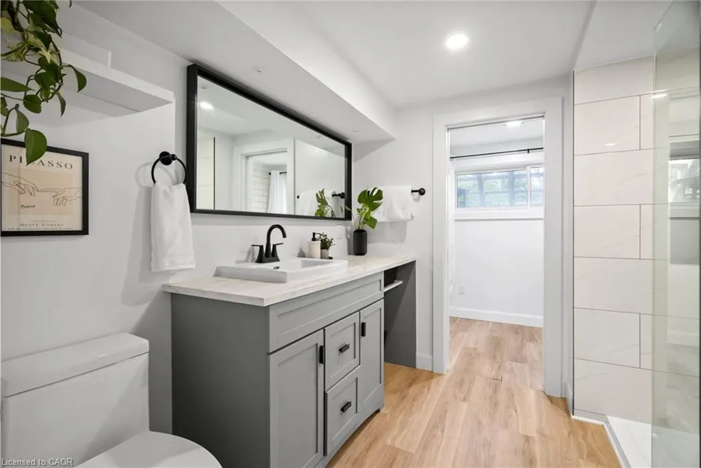 86 Queensdale Crescent