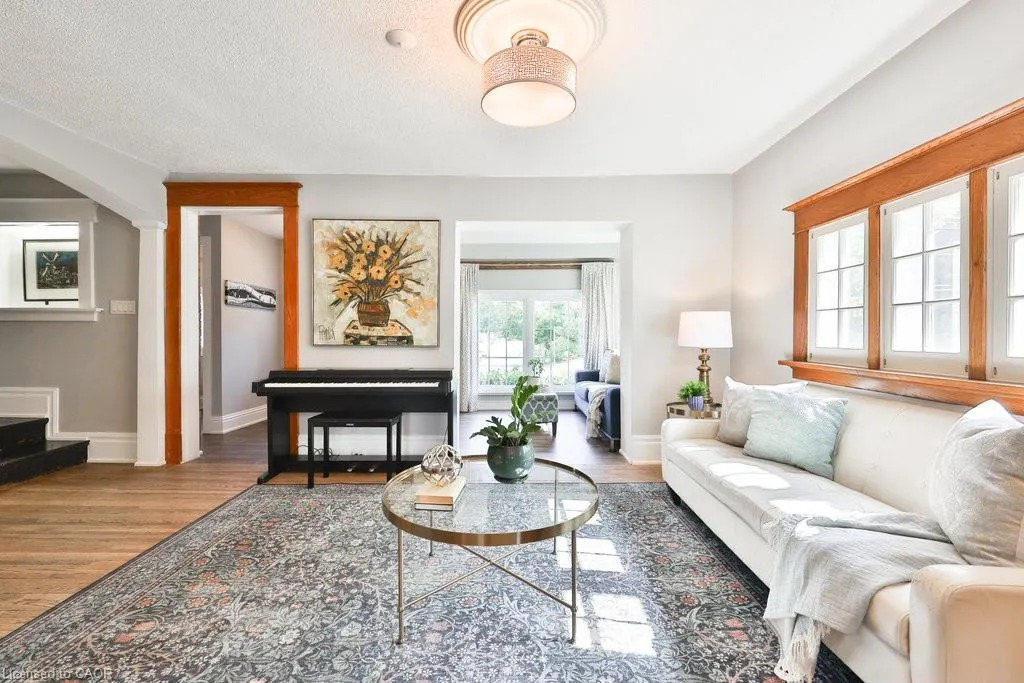 44 Mississauga Road N