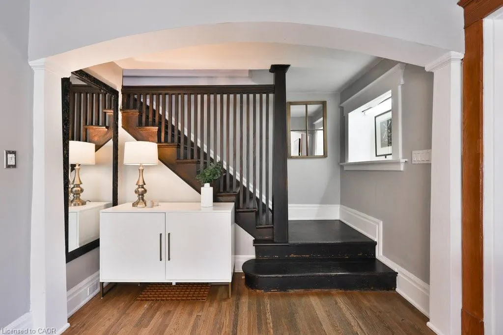 44 Mississauga Road N