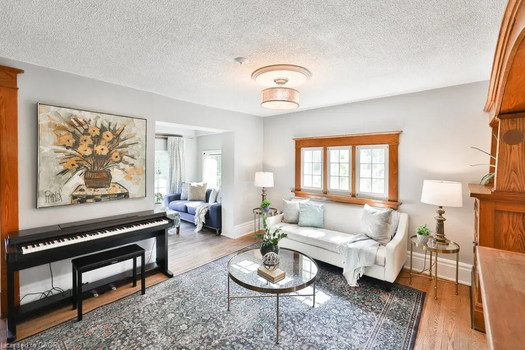 44 Mississauga Road N