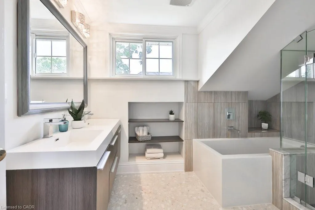 44 Mississauga Road N