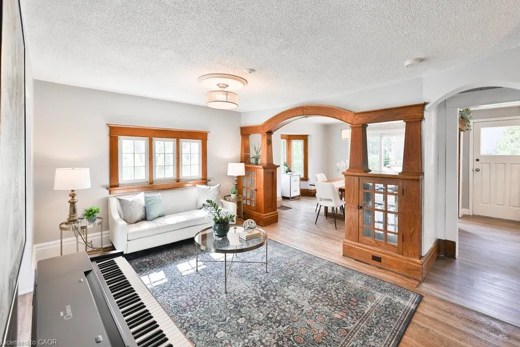 44 Mississauga Road N