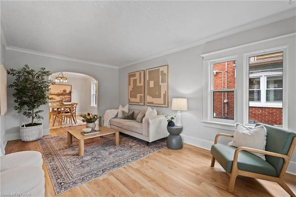 34 Stirling Avenue N