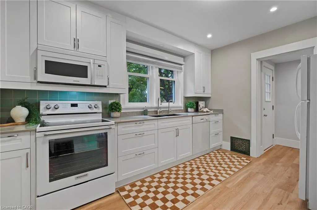 34 Stirling Avenue N