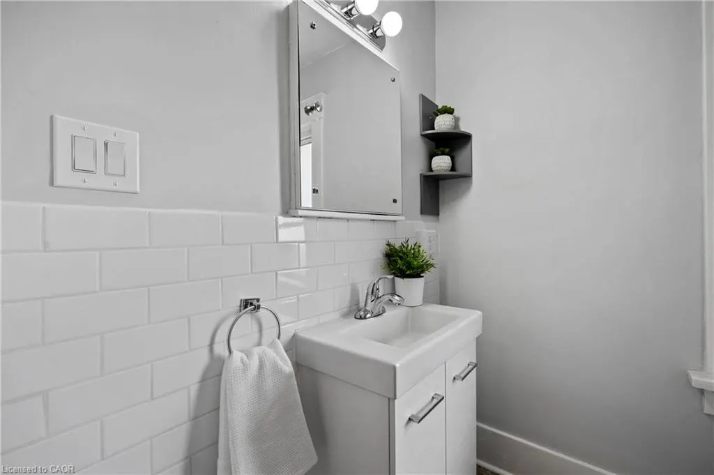 34 Stirling Avenue N