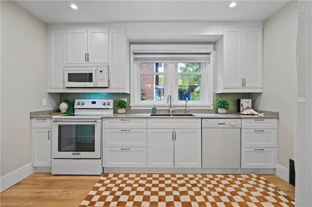 34 Stirling Avenue N