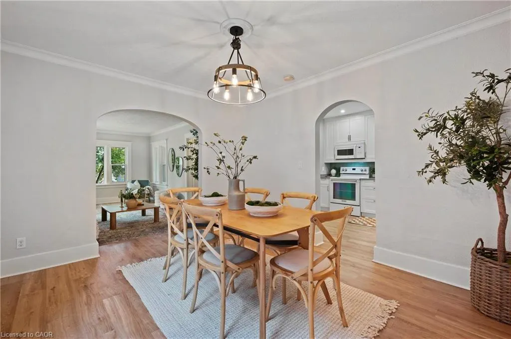 34 Stirling Avenue N