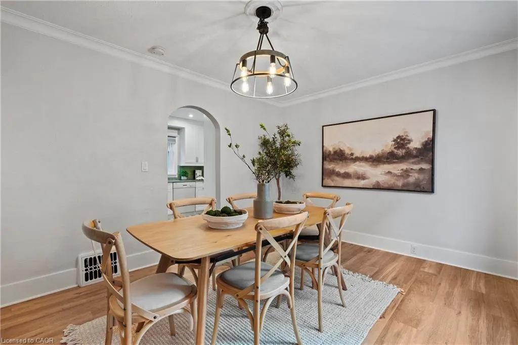 34 Stirling Avenue N