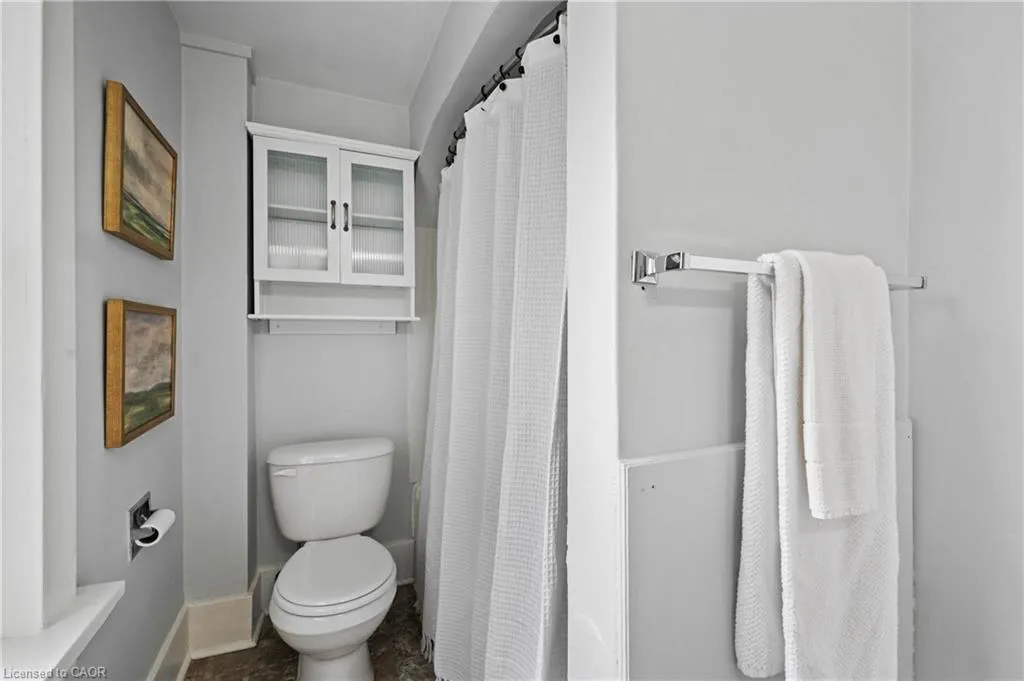 34 Stirling Avenue N