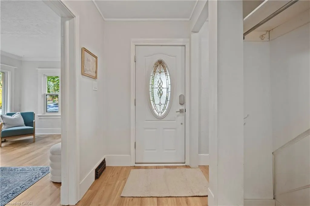 34 Stirling Avenue N