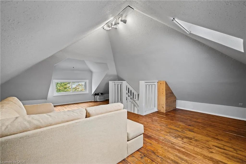 34 Stirling Avenue N