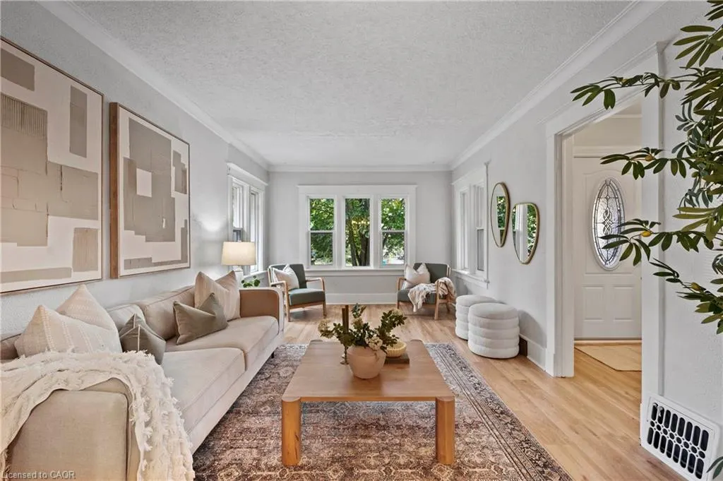 34 Stirling Avenue N