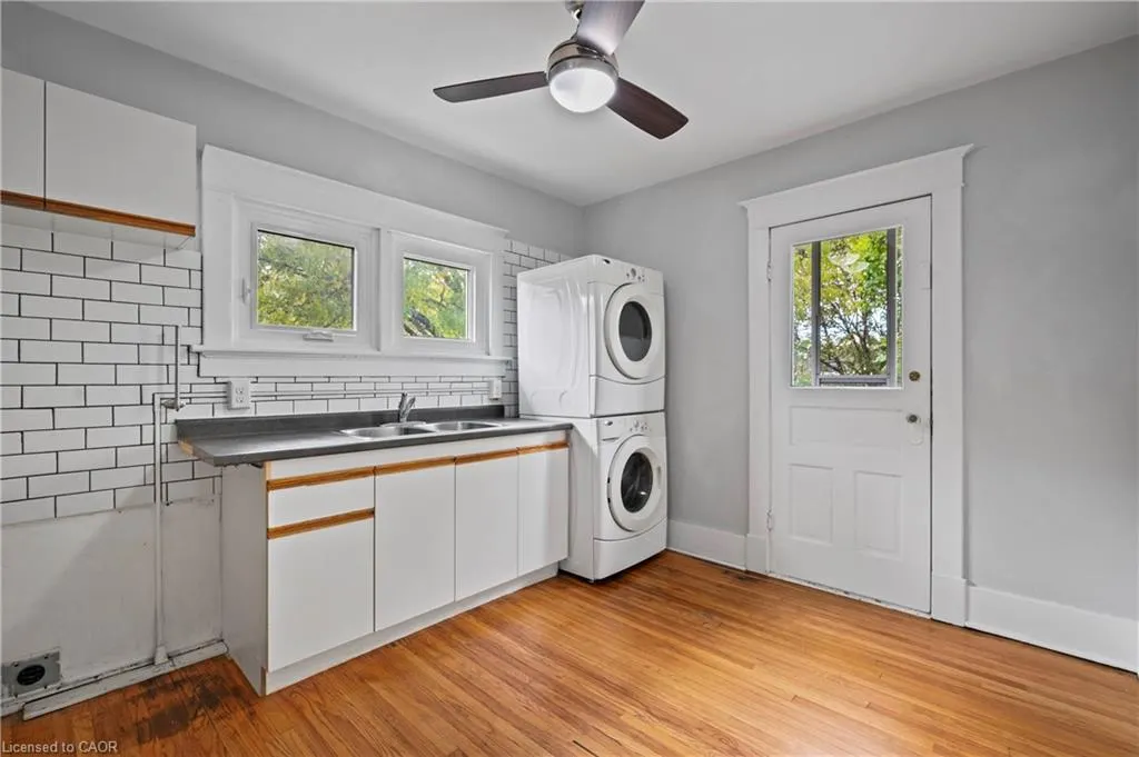 34 Stirling Avenue N