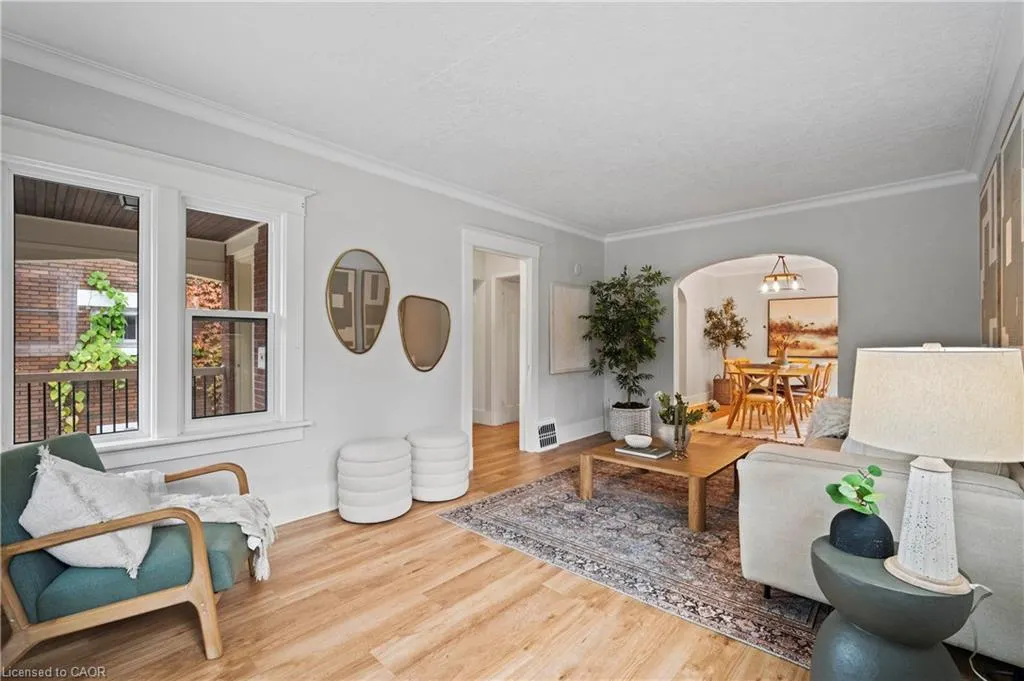 34 Stirling Avenue N