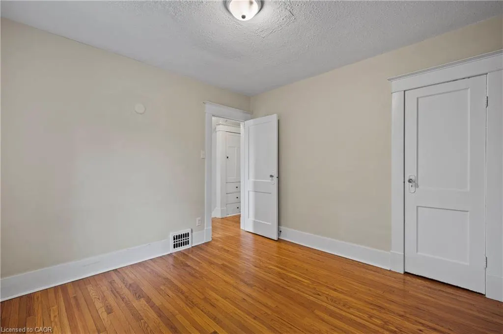 34 Stirling Avenue N