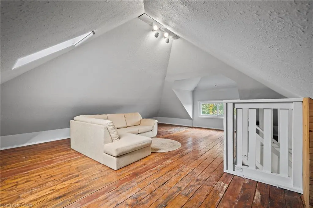 34 Stirling Avenue N