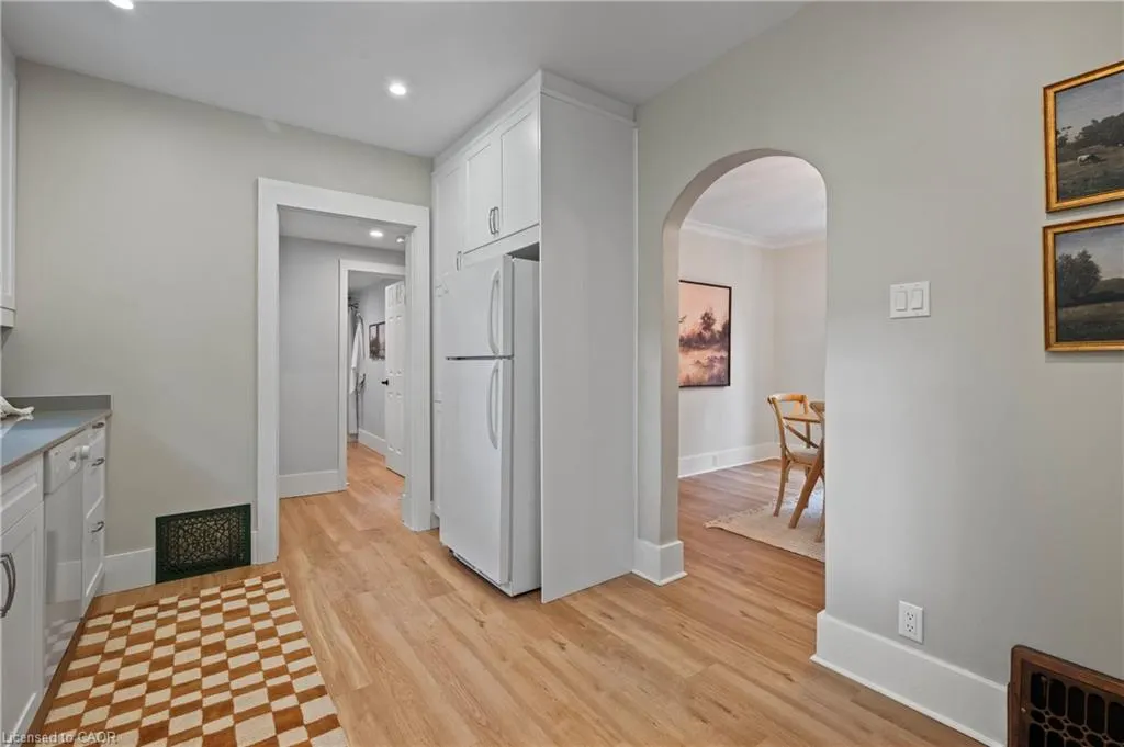 34 Stirling Avenue N