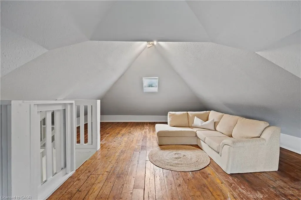 34 Stirling Avenue N