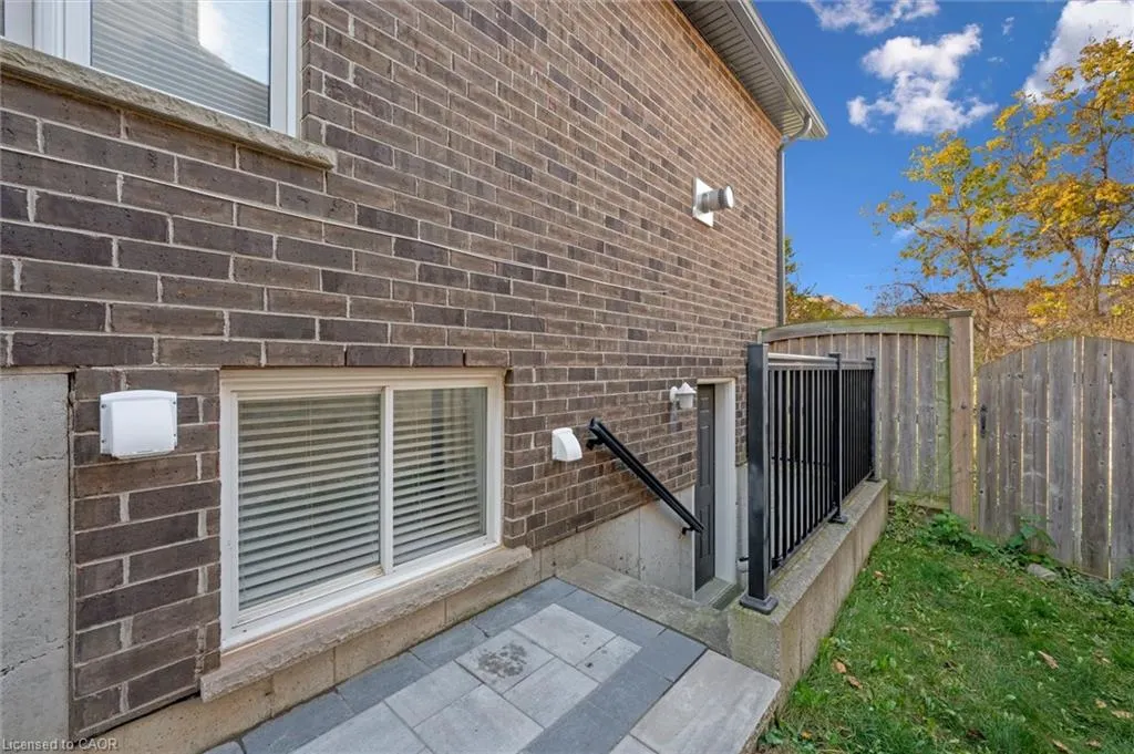 556 Netherwood Crescent, #LOWER