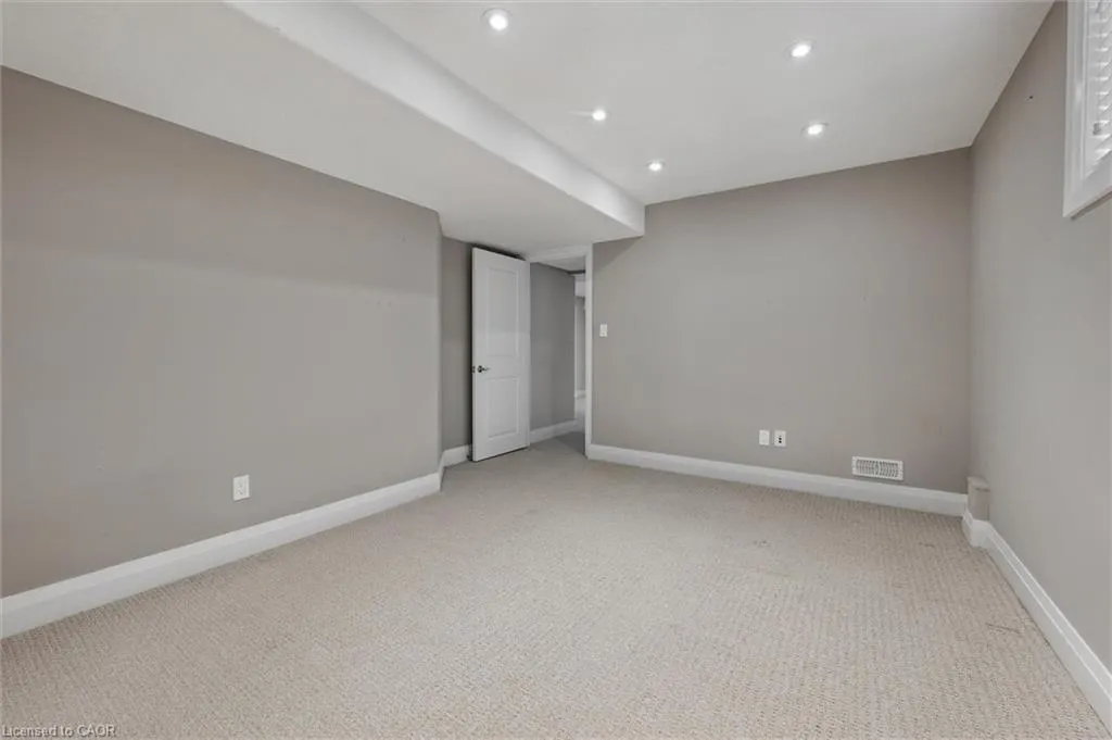 556 Netherwood Crescent, #LOWER