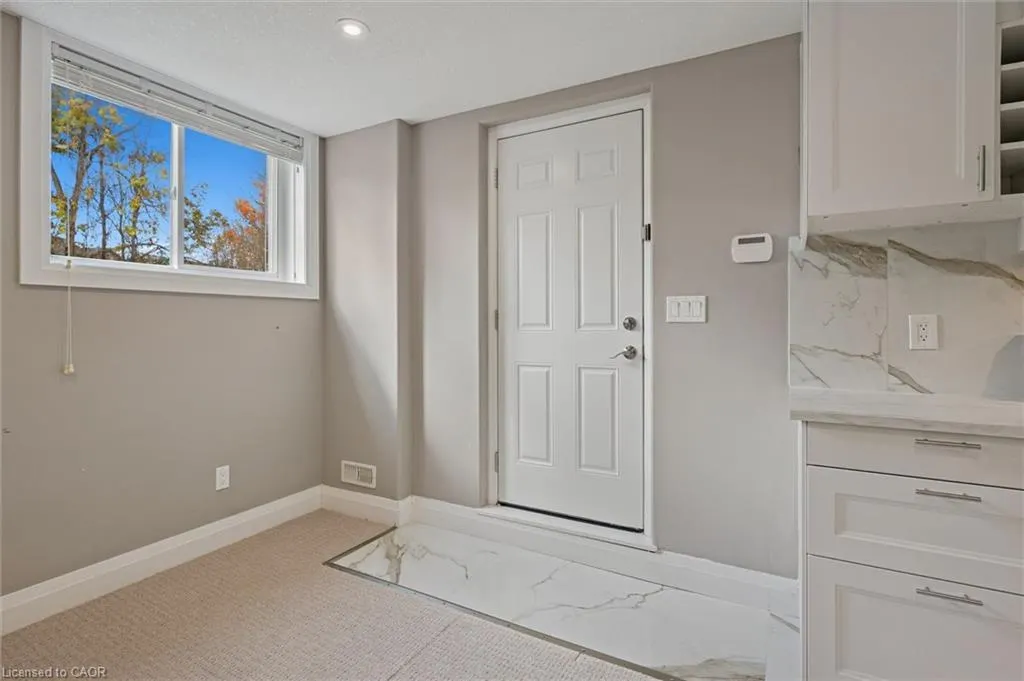 556 Netherwood Crescent, #LOWER