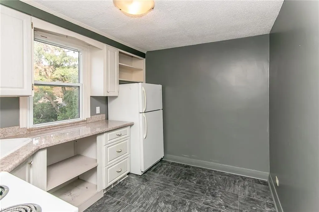 552 Courtland Avenue E