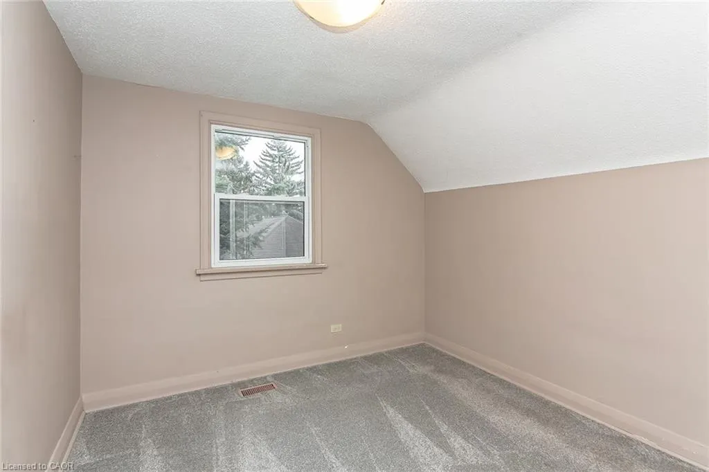 552 Courtland Avenue E