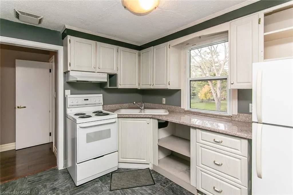 552 Courtland Avenue E