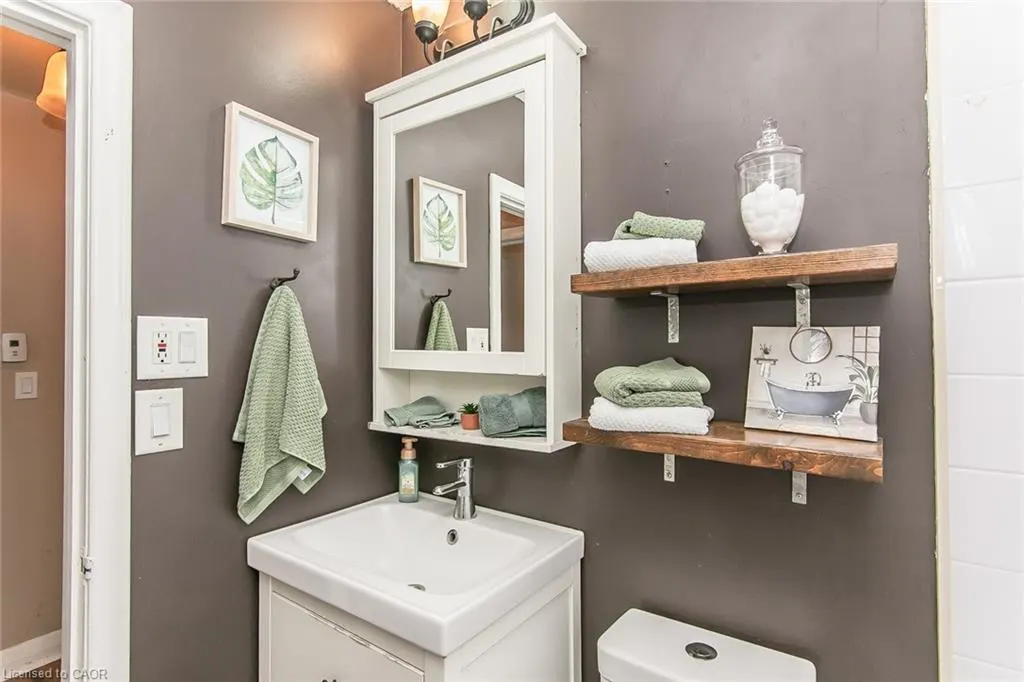 552 Courtland Avenue E