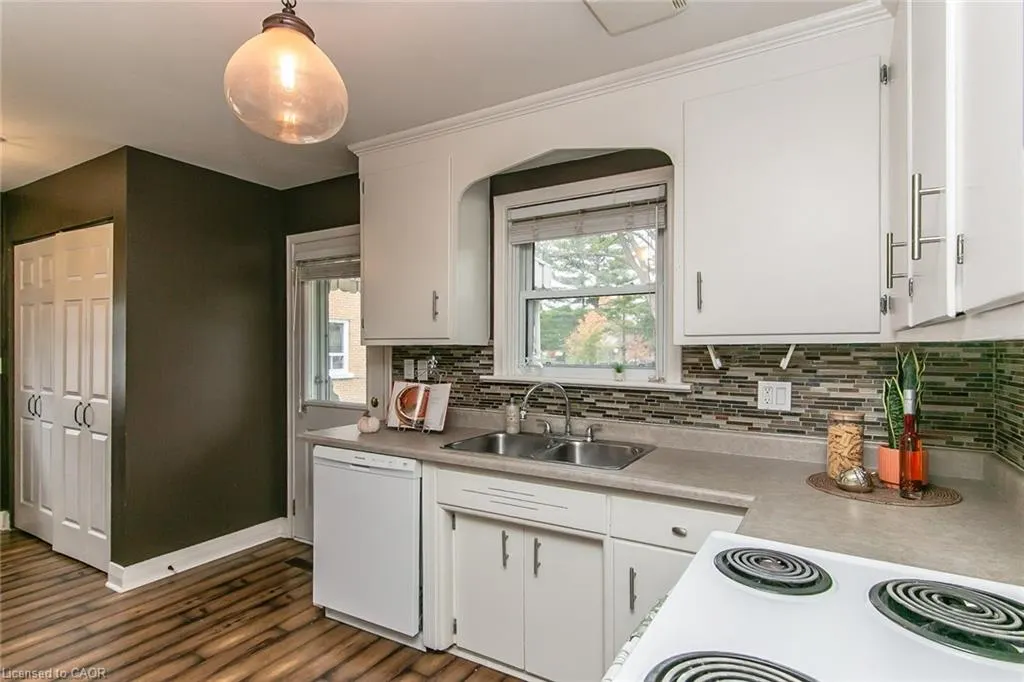 552 Courtland Avenue E