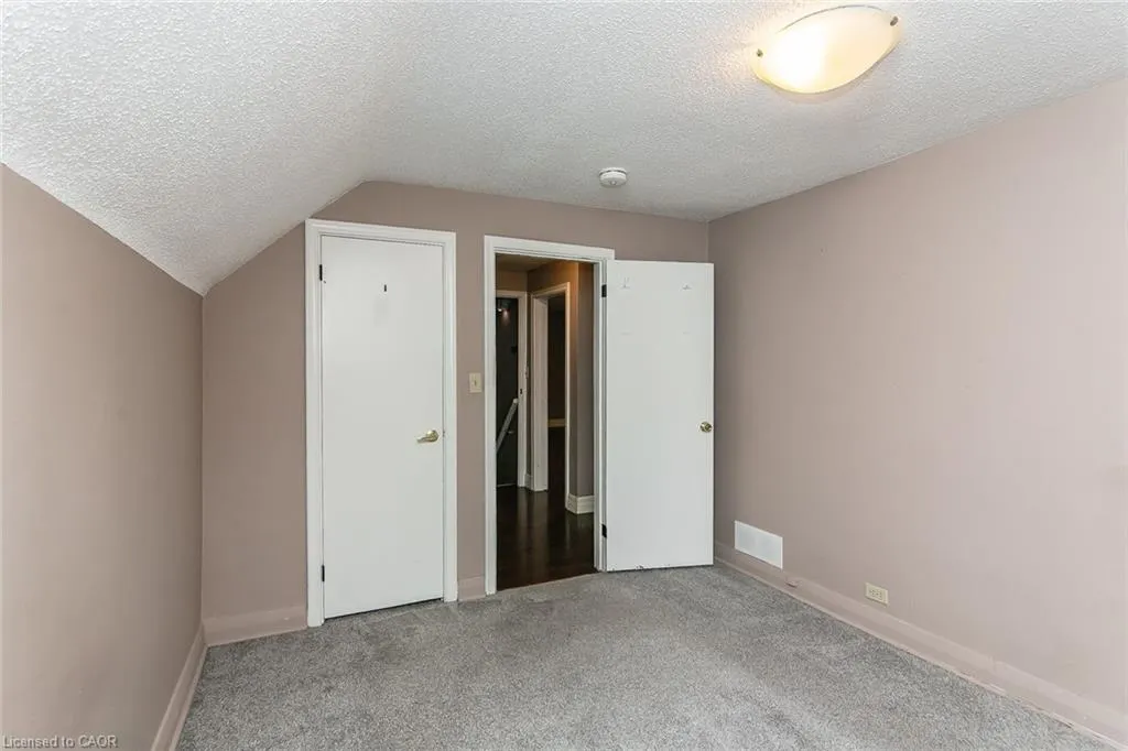 552 Courtland Avenue E