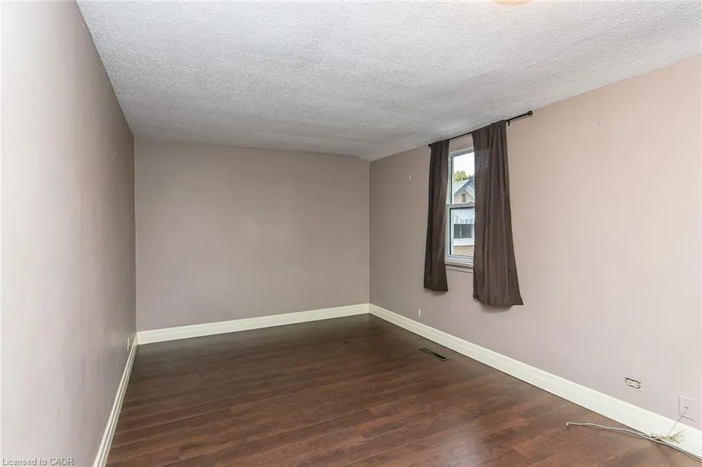 552 Courtland Avenue E