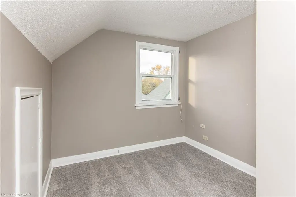 552 Courtland Avenue E