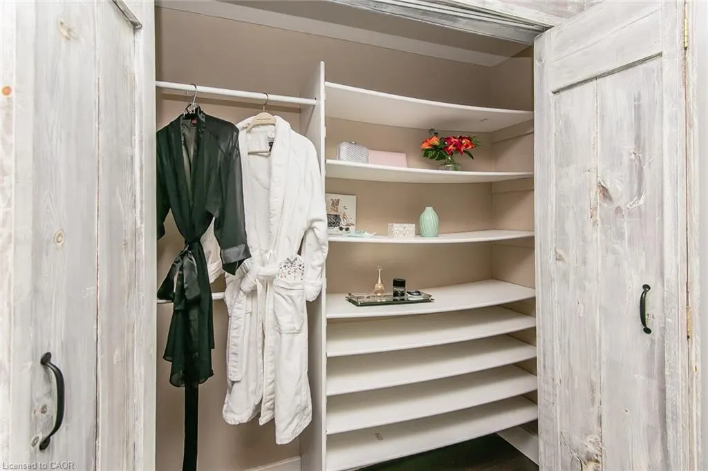 552 Courtland Avenue E