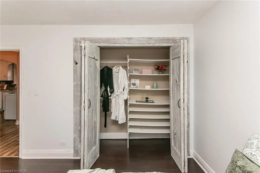 552 Courtland Avenue E