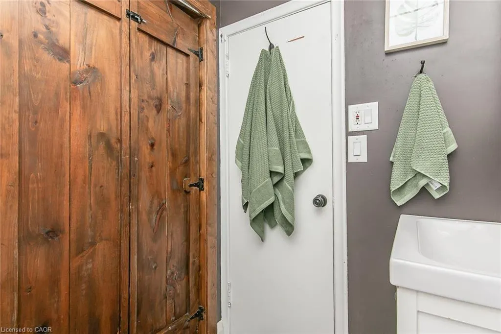 552 Courtland Avenue E