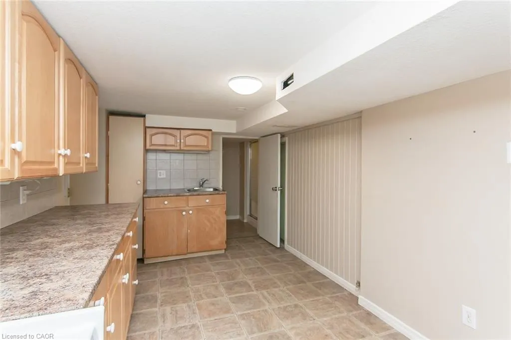 552 Courtland Avenue E