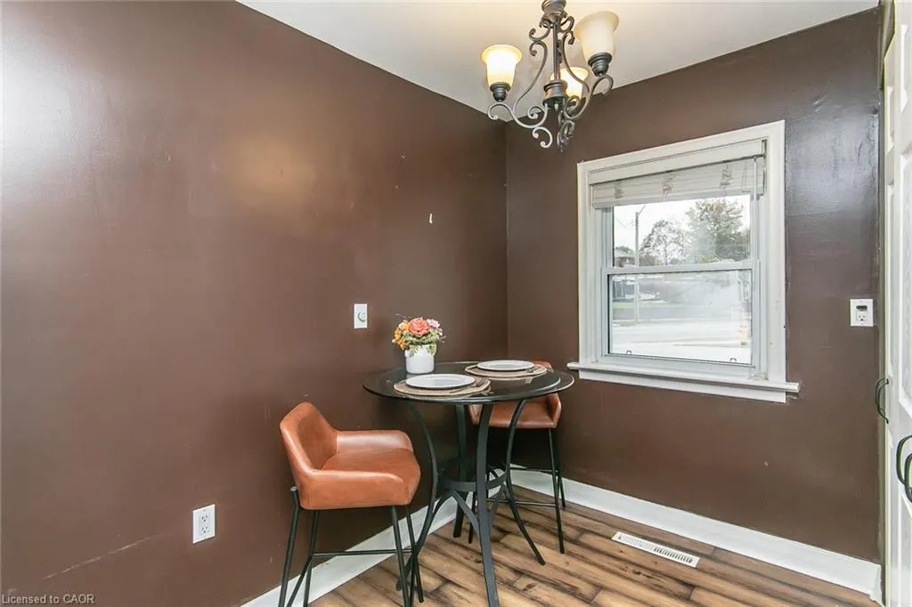 552 Courtland Avenue E